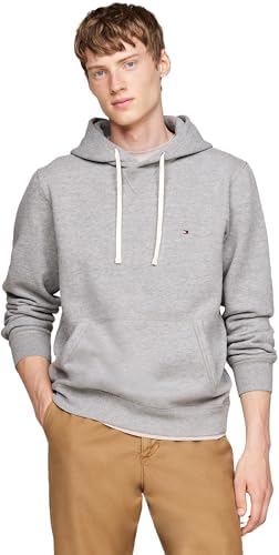 Mann trägt Tommy Hilfiger Hoodie in Grau beim Spaziergang